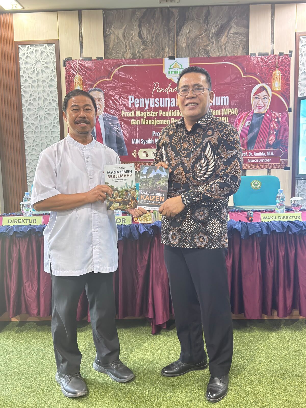 Pascasarjana IAIN SAS Babel Terima Dua Buku Karya Dr. H. Ervawi tentang Manajemen dan Pemberdayaan