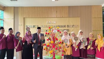 Direktur dan Civitas Akademika Pascasarjana IAIN SAS Babel Ikuti Kirab/Pawai Nganggung dan Telur Seroja dalam Rangka Dies Natalis ke-22
